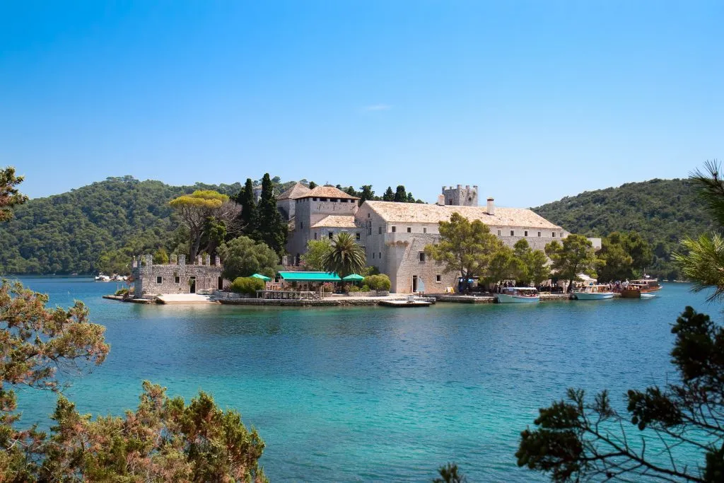 Monasterio de Santa Marija en una pequeña isla del parque nacional de Mljet