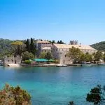 Monasterio de Santa Marija en una pequeña isla del parque nacional de Mljet