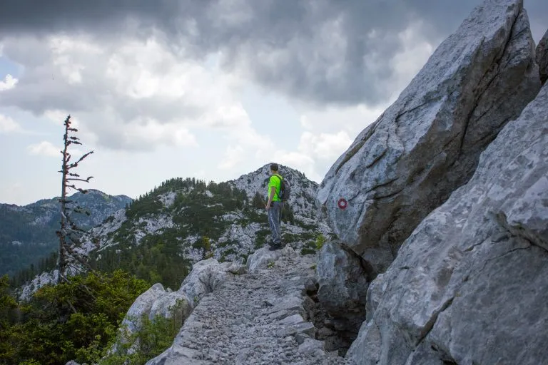 Senderista en el sendero Premuziceva en Velebit, Croacia