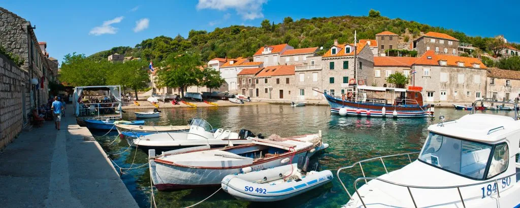 Foto panorámica de barcos en el puerto, Isla de Sipán (Sipano), Islas Elafiti, Costa Dálmata, Croacia