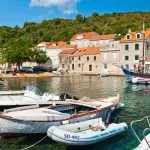 Foto panorámica de barcos en el puerto, Isla de Sipán (Sipano), Islas Elafiti, Costa Dálmata, Croacia