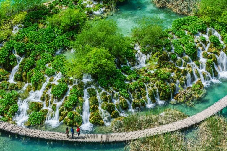 Excursionistas del Parque Nacional de Plitvice